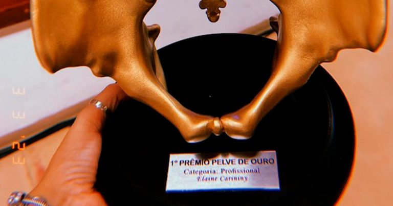 Prêmio Pelve de Ouro ganho por Elaine Carininy